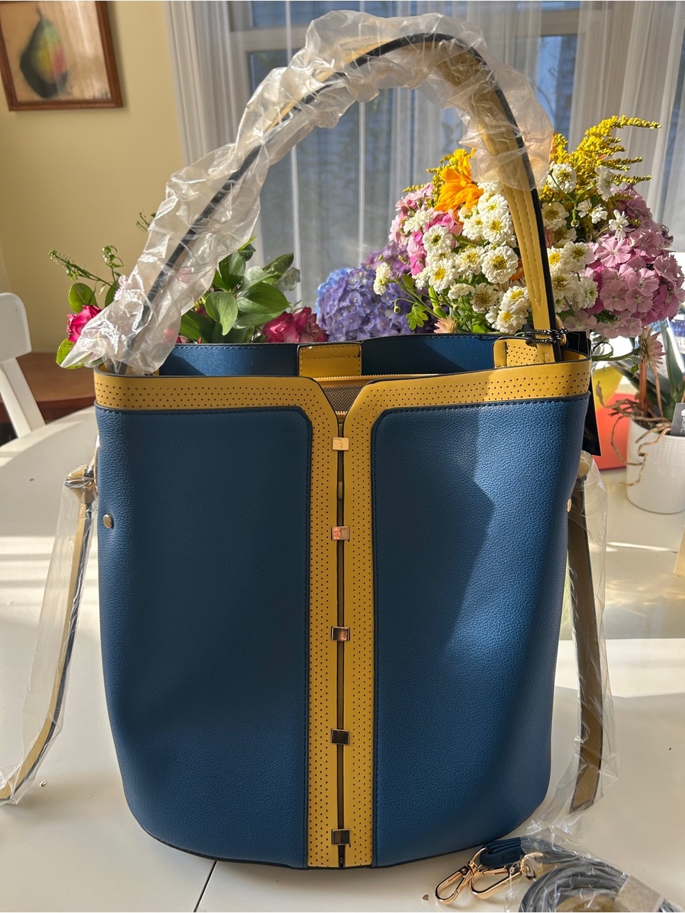 Gorgeous! American bee vegan Blue and Yellow Women’s Tote Bag